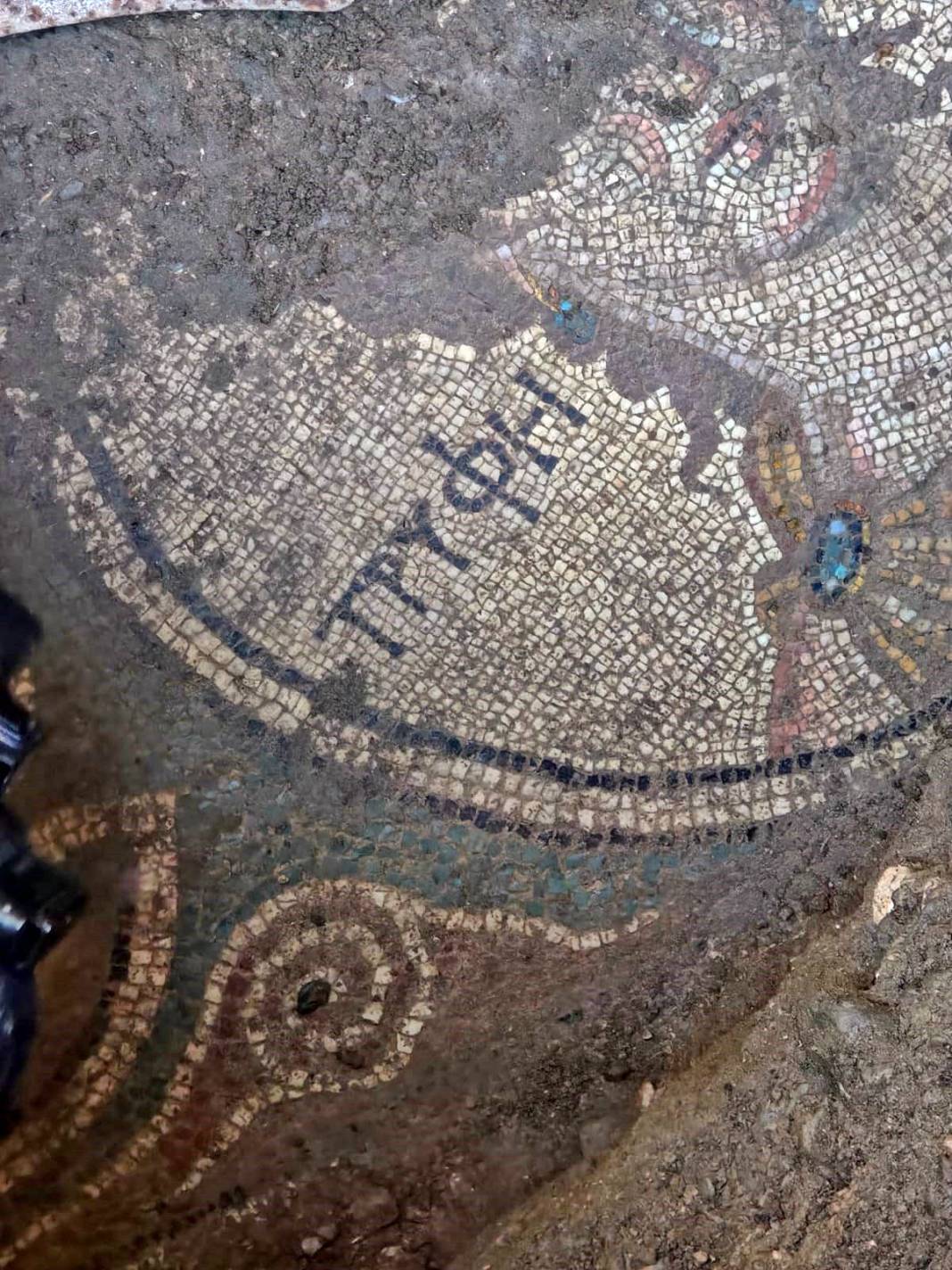 Yaptığı kaçak kazıyı sosyal medyada paylaşınca yakalandı! 2 bin yıllık Roma mozaiği buldu, İtalya'ya satacaktı 15